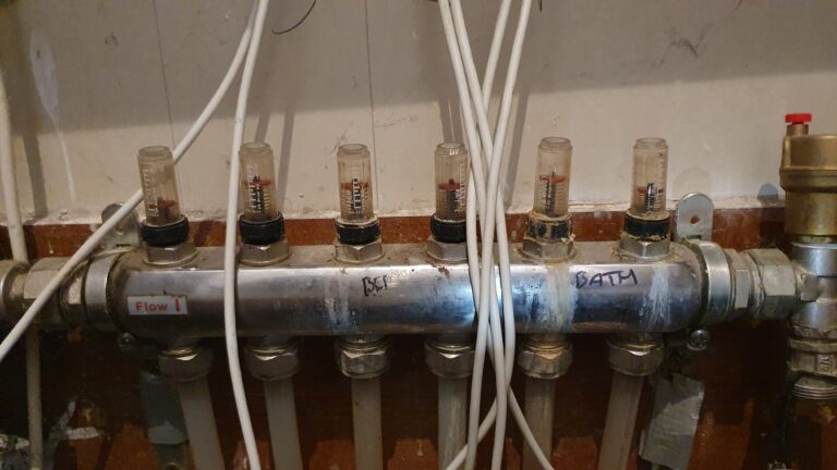 Sometimes im asked to diagnose problems with underfloor heating. In this case, even though the flow heads had dropped. One zone was cold due to an air lock